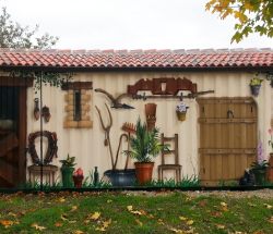 Contenedores trampantojo "Casita de la Cancha" en Santocildes, Burgos (2013)